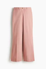 Pantalón de corte ajustado en sarga de mezcla de algodón y lino, color rosado. Modelo de tiro alto con cierre y botón, bolsillos insertados adelante y bolsillos decorativos atrás. Piernas acampanadas con raya adelante y atrás.