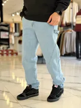 Pantalón de jean celestes de corte relaxed fit con costuras laterales decorativas y presillas.