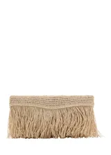 Bolso tipo sobre color tostado, elaborado en tejido de fibra natural con panel de flecos en la parte frontal. Cuenta con forro interior y diseño sin cierre.