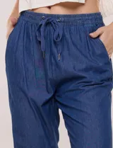 Pantalón de algodón color beige de corte recto, con pretina elastizada, cordón de ajuste y bolsillos laterales.