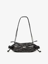 Bolso de hombro negro de cuero arrugado con acabado brillante. Presenta el logo D de Diesel en la solapa delantera, cierres con cordón y tirantes con detalles metálicos.