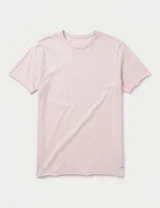 Remera básica de manga corta con cuello redondo y terminaciones sin costura en ruedo y mangas.