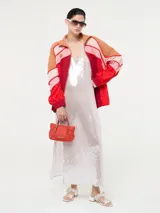 Vestido largo de lentejuelas, color plateado, con escote en V y tajos laterales.