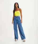 Blusa strapless de punto acanalado con escote corazón, corte ajustado al cuerpo y diseño sin mangas.