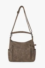Bolso de hombro color marrón con efecto desgastado, cuenta con dos bolsillos frontales con cierre vertical, bolsillos laterales abiertos y una correa larga ajustable y extraíble.