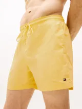 Short de baño amarillo con cintura elástica y cordón ajustable.