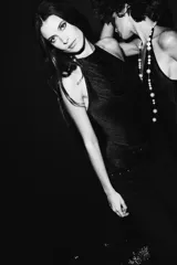 Vestido corto negro con escote halter profundo en pico y cubierto completamente de flecos.