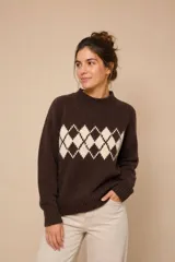 Sweater de tejido de punto color chocolate con diseño de rombos en color natural en el pecho. Presenta escote redondo a la base, mangas largas raglán y puños y ruedo acanalados.