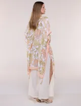 Kimono de gasa ligera con estampado floral en tonos beige y salmón, de silueta amplia, mangas cortas integradas y ruedo asimétrico con detalles de borlas en las puntas.