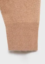 Jersey de cashmere color tostado, de tejido de punto fino, cuello redondo, diseño recto y manga larga con puño acanalado.