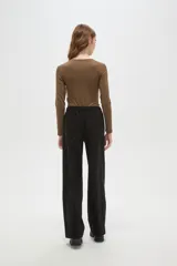 Pantalon de corte recto y tiro alto, confeccionado en poliester, con cintura elastizada, cordón de ajuste y bolsillos laterales.