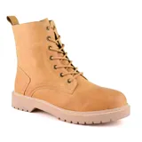 Bota de cuero color tostado, modelo acordonado con ojales metálicos, suela track y presilla trasera.