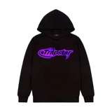 Buzo hoodie negro con capucha y cordones ajustables, con logo 'Trapstar' estampado en el pecho en color violeta neón.