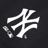 Canguro negro con capucha y cordones ajustables, bolsillo tipo canguro y puños acanalados. Estampado frontal con el logo de los New York Yankees en blanco delineado con puntos.