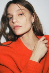 Jersey de lana 100% color azul marino, con cuello redondo, manga larga con hombreras y acabados en rib.