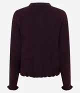Cardigan de punto color bordó con cuello redondo, cierre frontal de botones de nácar y detalle de volados en la tapeta de botones y el ruedo. Presenta mangas largas con puños ajustados.