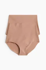 Pack de dos bombachas moldeadoras color nude, de microfibra, con tiro alto y cobertura total. Presentan ribetes cortados con láser para un acabado invisible bajo la ropa.