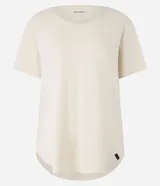 Remera deportiva de corte oversized confeccionada en microfibra, con cuello redondo, mangas cortas y bajo redondeado.