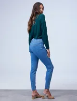 Jegging azul con pretina elastizada, bolsillos delanteros simulados y bolsillos traseros aplicados.