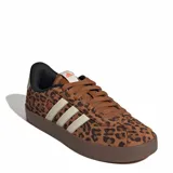 Championes Adidas VL Court 3.0 con diseño de estampado animal print en tonos marrones. Presenta las icónicas tres tiras laterales en color crema, suela de goma marrón y cordones al tono.