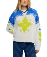 Sweater blanco con cuello alto y media cremallera, diseño holgado y extragrande. Presenta un patrón de punto jacquard en azul y amarillo neón, con motivos florales y geométricos. Los puños y el dobladillo son acanalados.