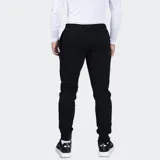 Pantalón de jogging Umbro color azul marino, con ajuste entallado, puños elásticos en los tobillos y logo de la marca bordado en blanco en la pierna.