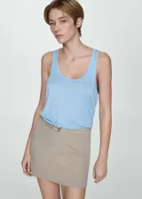 Musculosa de tejido de punto circular, color celeste, con escote redondo y diseño recto sin mangas.
