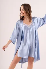 Bata de satén color celeste, de corte holgado con mangas tres cuartos y lazo ajustable en la cintura.