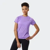 Remera de manga corta para mujer, diseñada para running con tecnología NB ICEx de secado rápido. Confeccionada en tejido de malla de poliéster transpirable en color lila, presenta un ajuste atlético y detalles reflectantes en el pecho y costuras laterales.