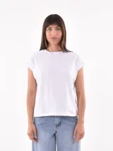 Remera blanca de corte recto y mangas cortas.