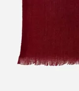 Pañuelo rectangular de color negro, con acabado de mini flecos en los extremos y diseño liso.