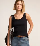 Blusa musculosa de ribana color blanco, con escote en U.