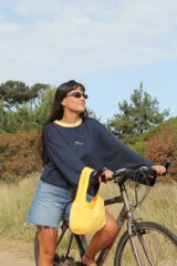 Remera de manga larga color azul marino con cuello redondo en contraste amarillo. Presenta un pequeño bordado en el pecho.