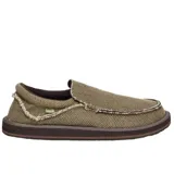 Zapatos tipo slip-on Sanuk modelo Chiba, color marrón, confeccionados en lona con detalles deshilachados en los bordes y costuras visibles en la puntera. Presentan suela de goma plana y elásticos laterales para facilitar el calce.