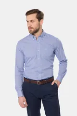 Camisa sport a cuadros de manga larga, en tonos celestes y blancos, con cuello abotonado, bolsillo en el pecho y logo bordado.