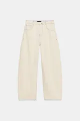 Jeans de tiro medio con cinco bolsillos, pernera holgada tipo barrel que se estrecha hacia el tobillo, y detalle de costuras a contraste. Cuenta con cierre frontal de cremallera y botón.