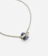 Pulsera plateada con dije de piedra natural azul.