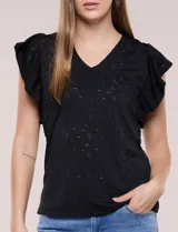 Blusa blanca de tejido calado estilo broderie con escote en V y mangas cortas tipo mariposa.