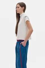 Blusa color crudo en rib de manga corta y cuello subido.