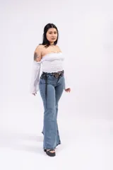 Remera blanca con cuerpo de nido de abeja elástico, diseño off-shoulder y mangas largas fluidas y acampanadas.