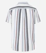 Camisa de hombre de manga corta con cuello tradicional y abotonado frontal. Presenta un tejido texturizado con un patrón de rayas verticales en tonos beige, blanco y marrón claro.