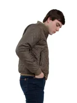 Campera bomber aviador azul con cuello alto, cierre frontal y bolsillos laterales. Diseño acolchado con patrón de rombos.