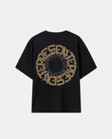 Remera negra de corte oversize, con estampa circular en la espalda que presenta la palabra 'Presente' en tipografía gótica de color beige.