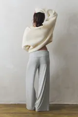 Pantalón deportivo de punto acanalado con cintura ancha plegable y diseño de piernas acampanadas.