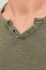 Camiseta verde militar de manga corta, cuello dividido con botones y corte slim fit.