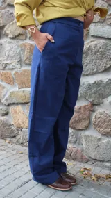 Pantalón de vestir azul marino, de corte recto y tiro alto, con bolsillos laterales y cierre frontal con botón.