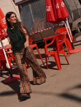 Pantalón a cuadros de corte ligeramente oxford, con cierre y elástico en la cintura, detalle de triángulo de cuero en la pretina y logo bordado en la pierna.