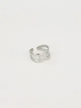Anillo abierto plateado de diseño cruzado con múltiples bandas entrelazadas.