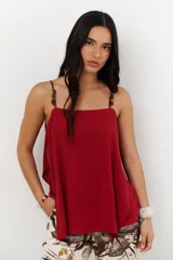 Musculosa blanca de breteles finos y corte recto.