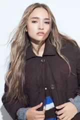 Campera acolchada de color negro con diseño capitoneado, cierre frontal con botones y cuello clásico.